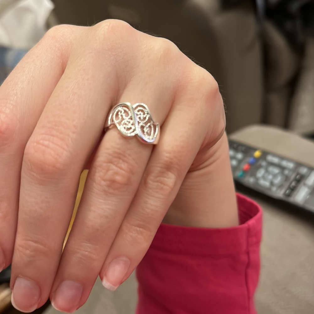 I’m selling a beautiful, dainty sterling silver ring in a size 6.5 us